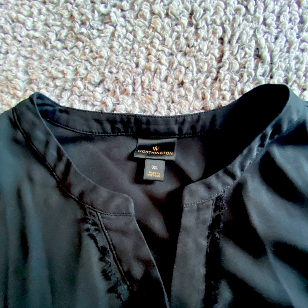 Black Worthington dressy tank, fray hem, v-neck